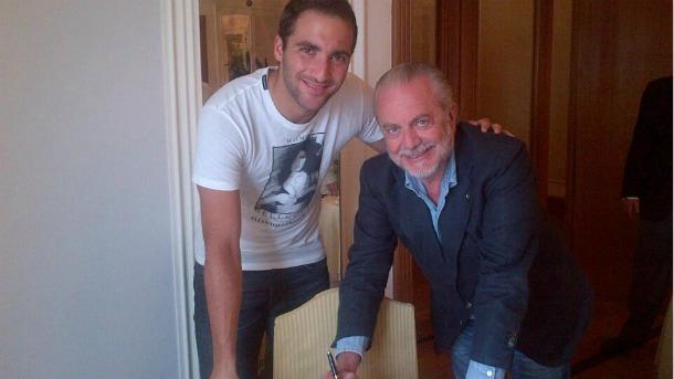 Υπέγραψε ο Ιγκουαΐν στην Νάπολι