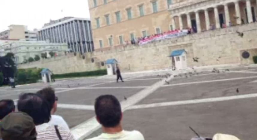 ΒΙΝΤΕΟ-Πανό του ΣΥΡΙΖΑ έξω από τη Βουλή