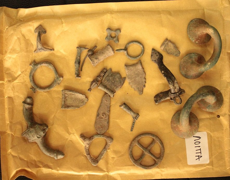 ΦΩΤΟ-Ο θησαυρός του αρχαιοκάπηλου που συνελήφθη