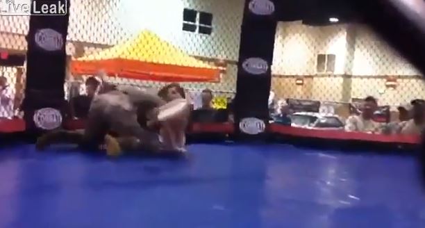 ΒΙΝΤΕΟ-Γυναίκα “δέρνει” πεζοναύτη