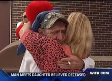ΒΙΝΤΕΟ-Ξαναβρήκε την κόρη που θεωρούσε νεκρή για μισό αιώνα
