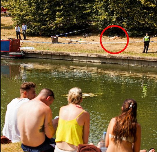 Ηλιοθεραπεία δίπλα σε πτώματα