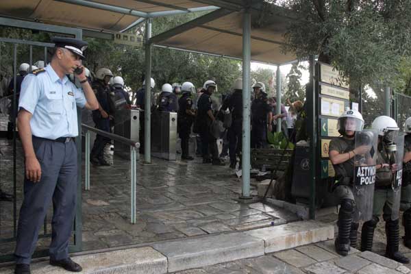 10 προσαγωγές στην Ακρόπολη