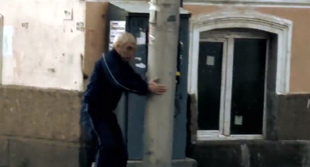 ΒΙΝΤΕΟ-Ρώσος τα βάζει με κολόνα