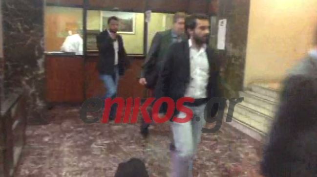 ΒΙΝΤΕΟ-Η αντίδραση της υπαλλήλου του υπουργείου βλέποντας την τρόικα