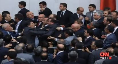 «Ξύλο» στο τουρκικό Κοινοβούλιο