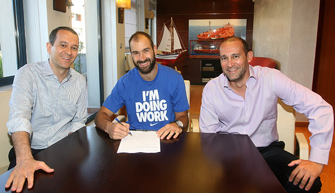 ΦΩΤΟ-Η στιγμή που υπογράφει ο Σπανούλης