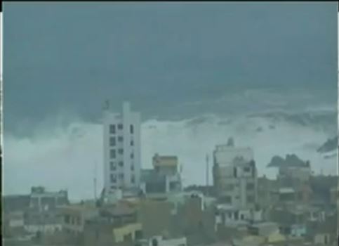 ΒΙΝΤΕΟ-“Παίζοντας” με τα…κύματα