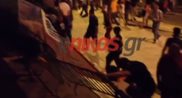 ΒΙΝΤΕΟ-“Έφοδος” των διαδηλωτών στο Σύνταγμα