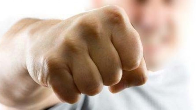 Έπεσε θύμα ξυλοδαρμού