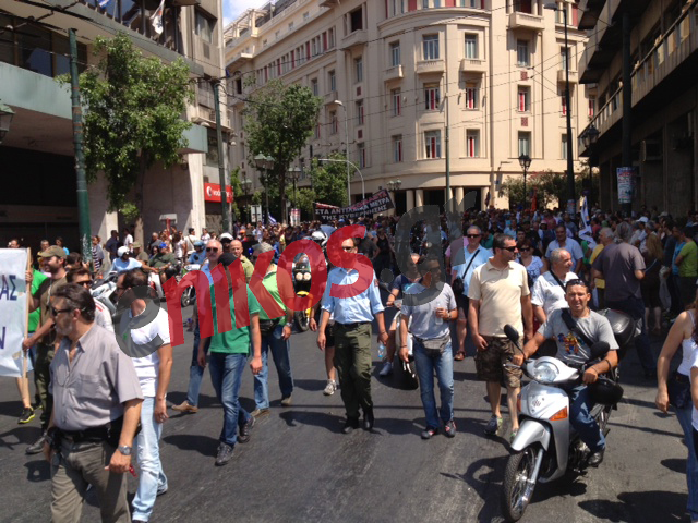 ΤΩΡΑ-Στο Σύνταγμα η πορεία ΓΣΕΕ-ΑΔΕΔΥ