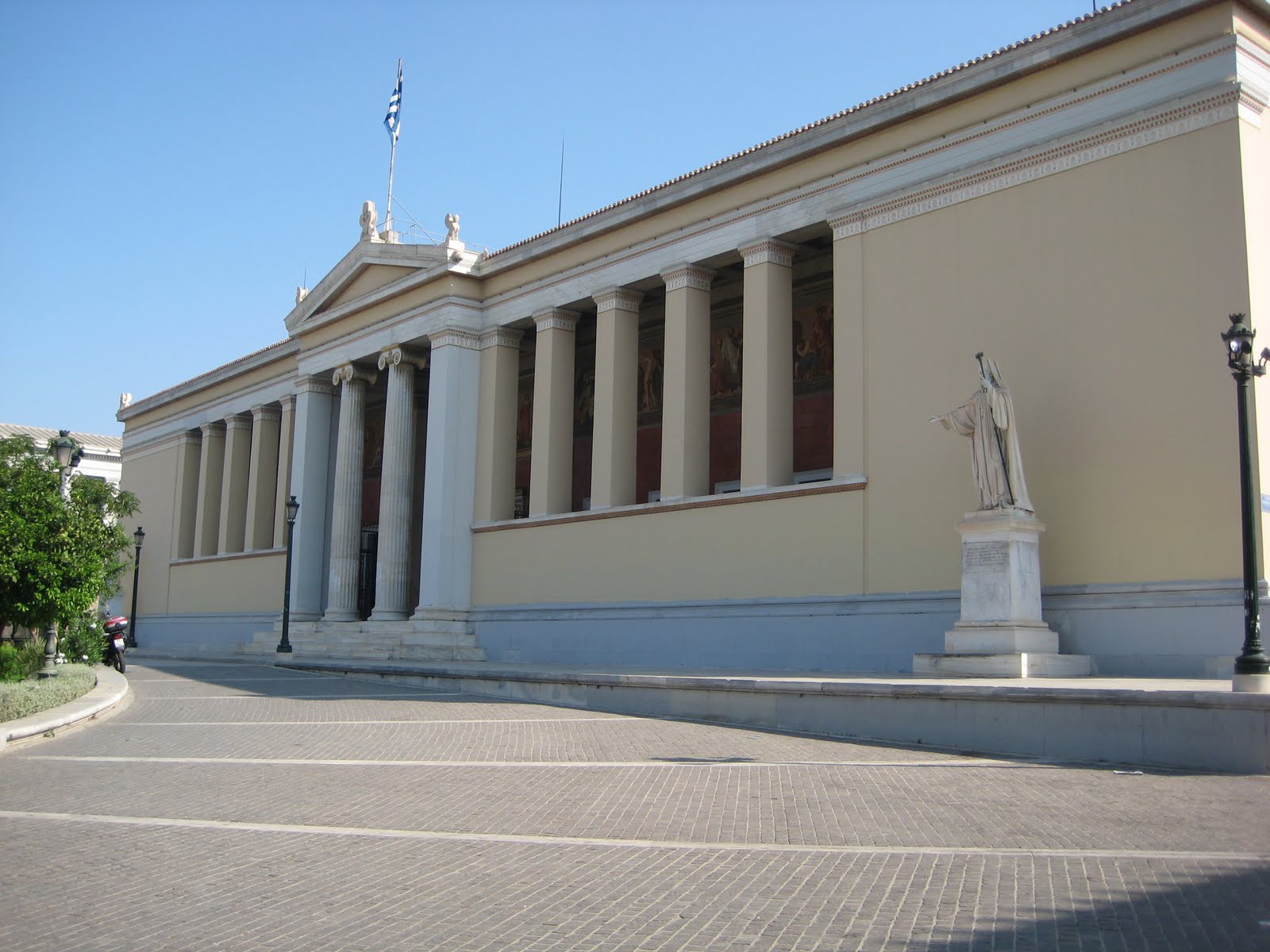 ΤΩΡΑ-Δεκάδες προσαγωγές στο Πανεπιστήμιο Αθηνών