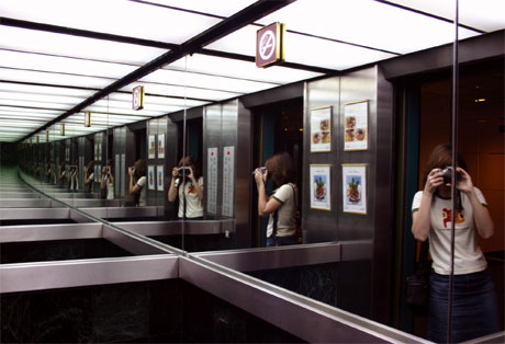 Γιατί τα ασανσέρ έχουν καθρέφτες;