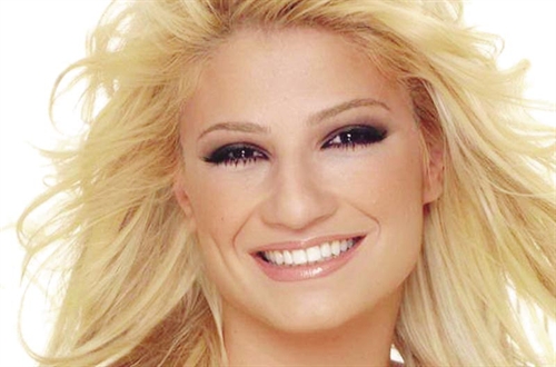 Η Φαίη πίνει στην υγειά μας