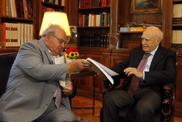 Ο Παπούλιας παρέλαβε την έκθεση του Ρακιντζή