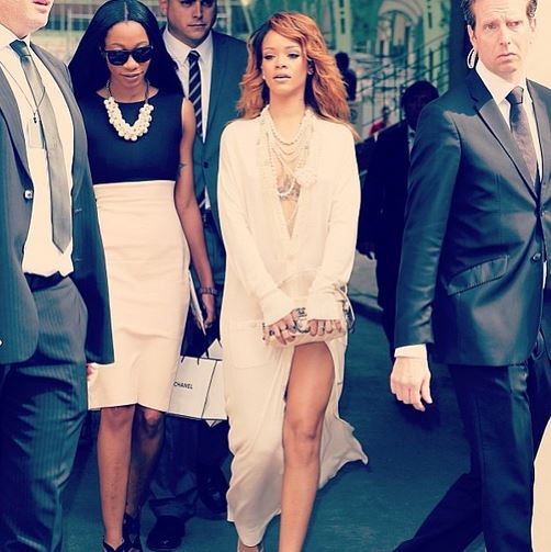 ΦΩΤΟ – Η Rihanna έβαλε κάτι απλό και… βγήκε