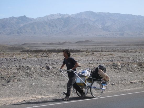 Έκανε τον γύρο του κόσμου με τα πόδια!