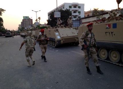 Κάιρο: Στρατιωτική παρέλαση κάνουν τα τανκς