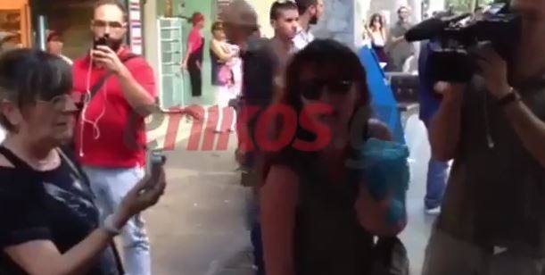 BINTEO – Aποδοκιμάζουν τον Σόιμπλε έξω από το ΥΠΟΙΚ