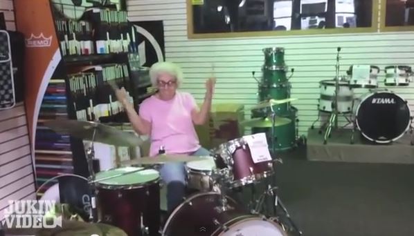 ΒΙΝΤΕΟ- Η γιαγιά είναι… ντράμερ