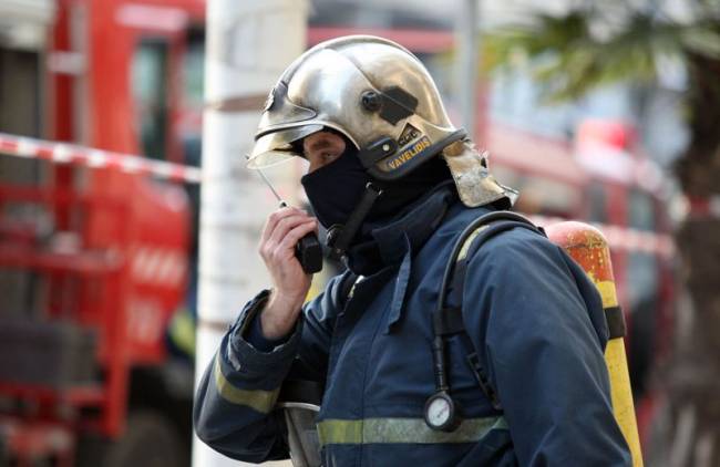 Στο νοσοκομείο δύο άτομα από φωτιά στη Θεσσαλονίκη