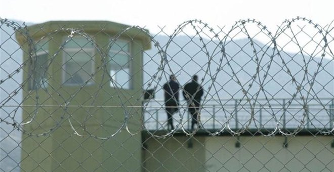 Σωφρονιστικός υπάλληλος σε πάρτι σχεδιαστή μόδας;