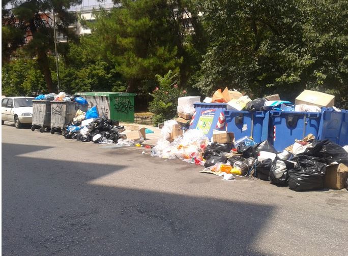 «Βουνά» τα σκουπίδια στα Τρίκαλα