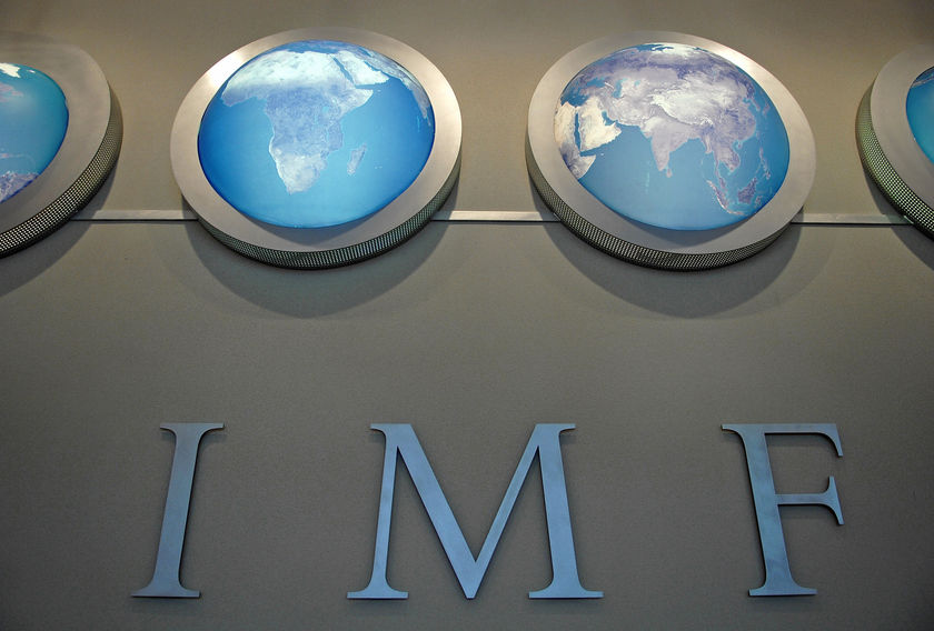 Θέμα μείωσης μισθών θέτει ξανά το ΔΝΤ