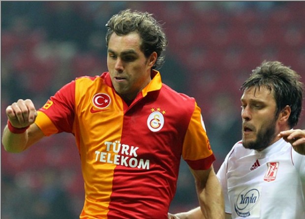 Ετοιμάζει τριπλό «χτύπημα»