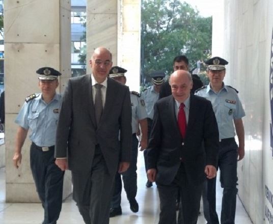 Στον τραυματία των ΕΚΑΜ ο Δένδιας