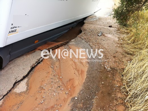 ΦΩΤΟ- Δρόμος «ρούφηξε» φορτηγό