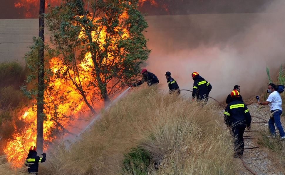 Σε ύφεση οι φωτιές σε Βαρυμπόμπη-Κάρυστο