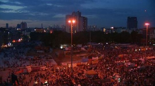 Γάμος στην πλατεία Ταξίμ