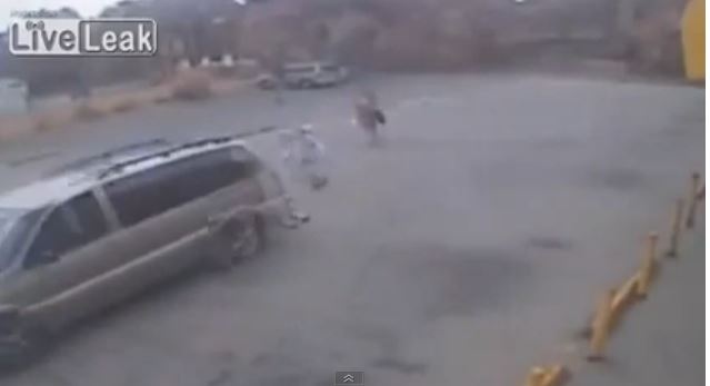 ΒΙΝΤΕΟ- Παρέσυρε το μωρό και έφυγε