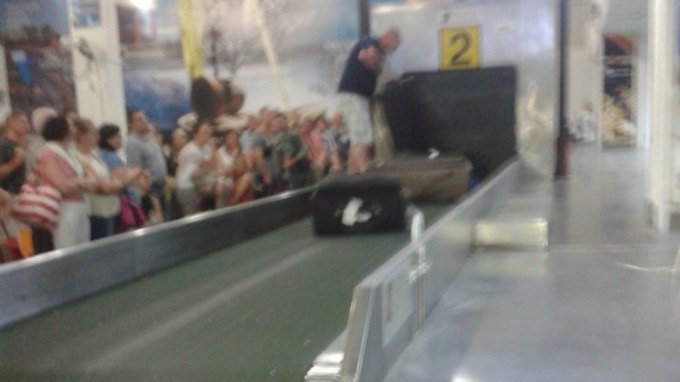 Ανέβαιναν στον ιμάντα και έπαιρναν μόνοι τους τις… βαλίτσες