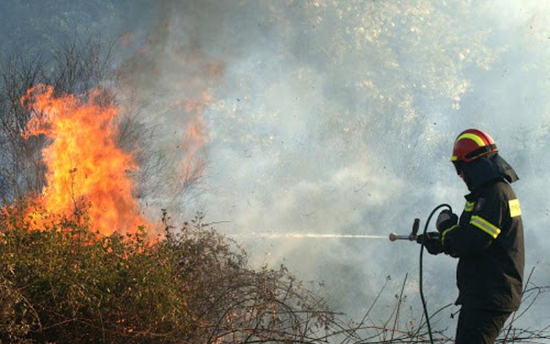 Μαίνεται πυρκαγιά στη Σέριφο