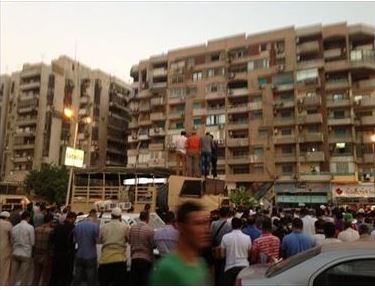 ΦΩΤΟ – Σταματούν τις διαμαρτυρίες για προσευχή