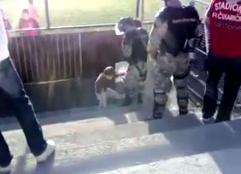 BINTEO-Οι κλωτσιές του πιτσιρικά στον άνδρα των ΜΑΤ