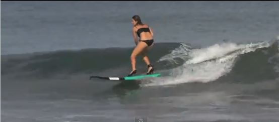 ΒΙΝΤΕΟ-Σερφ με γόβα στιλέτο