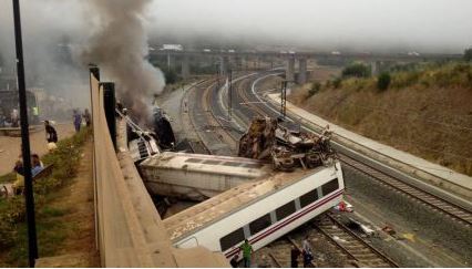 ΦΩΤΟ- Ισπανία: 10 νεκροί σε εκτροχιασμό τρένου
