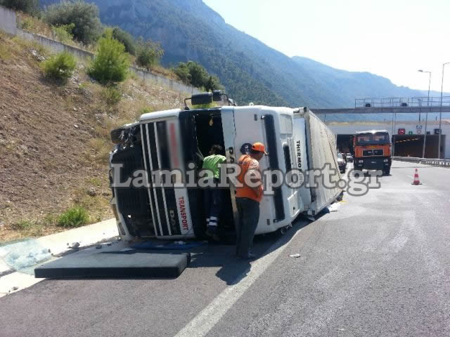 ΦΩΤΟ- Απεγκλωβίστηκε οδηγός νταλίκας