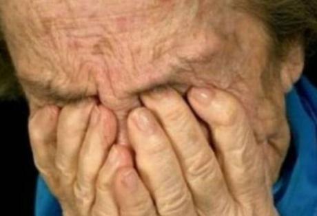 Χτύπησε ηλικιωμένη για 105 ευρώ