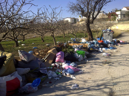 Πνιγμένη στα σκουπίδια η Αίγινα