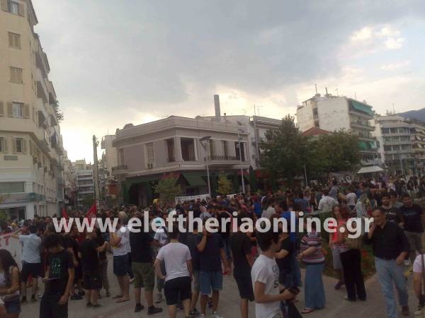 ΦΩΤΟ-Πλήθος κόσμου στην αντιφασιστική πορεία