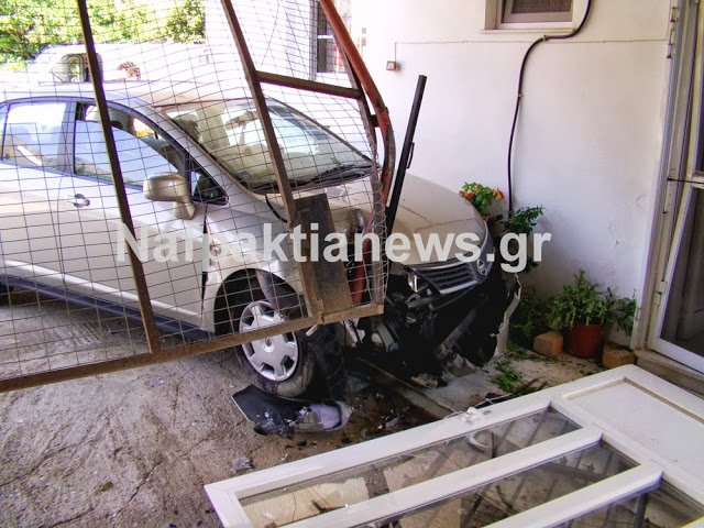 ΒΙΝΤΕΟ-Αμάξι «καρφώθηκε» σε σπίτι