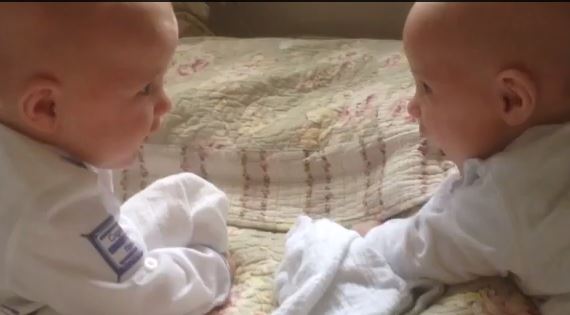 ΒΙNTΕΟ- Δύο μωρά… συζητούν