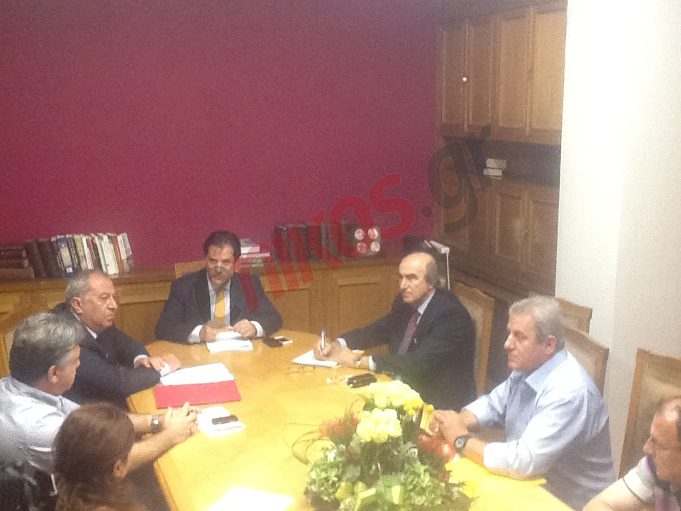 ΦΩΤΟ-O Άδωνις Γεωργιάδης με τους εργαζόμενους του «Αττικόν»