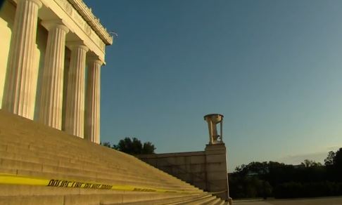 BINTEO- Βανδάλισαν το μνημείο του Λίνκολν