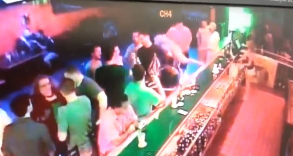 ΒΙΝΤΕΟ-Μεθυσμένος μπλέκεται σε καυγά