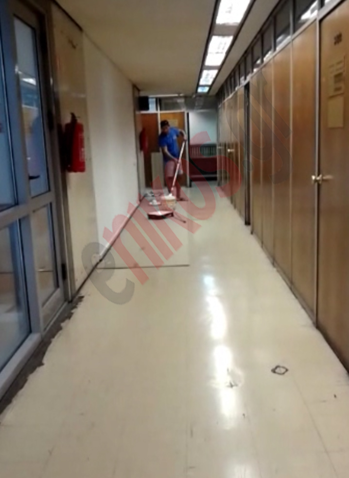 ΦΩΤΟ-Βάφουν το υπουργείο πριν τον Σόιμπλε